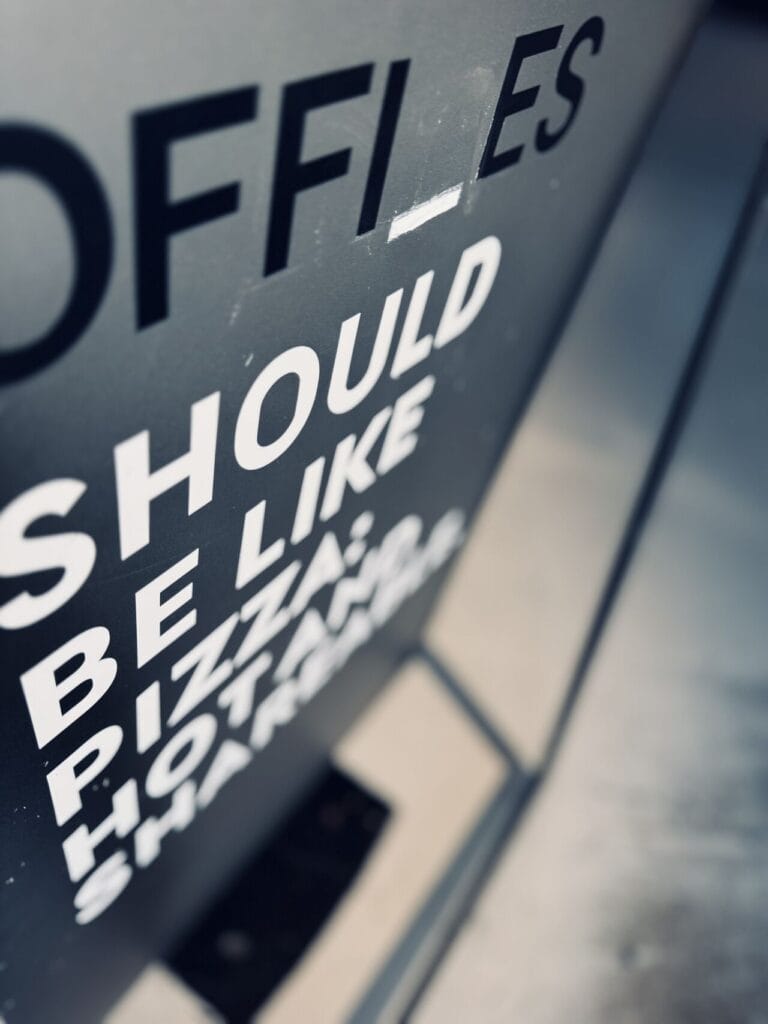 Skylt på Walborg Cowork med texten ”Offices should be like pizza”