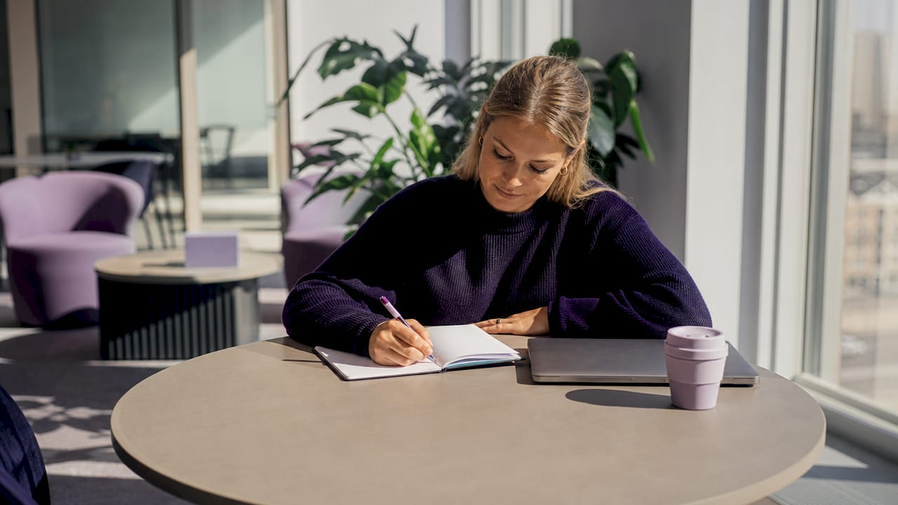 En person som jobbar i ett charmigt coworkingkontor med retrostil.