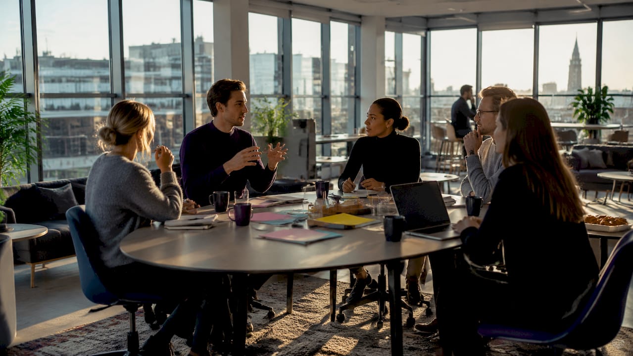 Ett coworkingkontor där människor med olika bakgrund och yrken möts för att samarbeta och utbyta idéer.