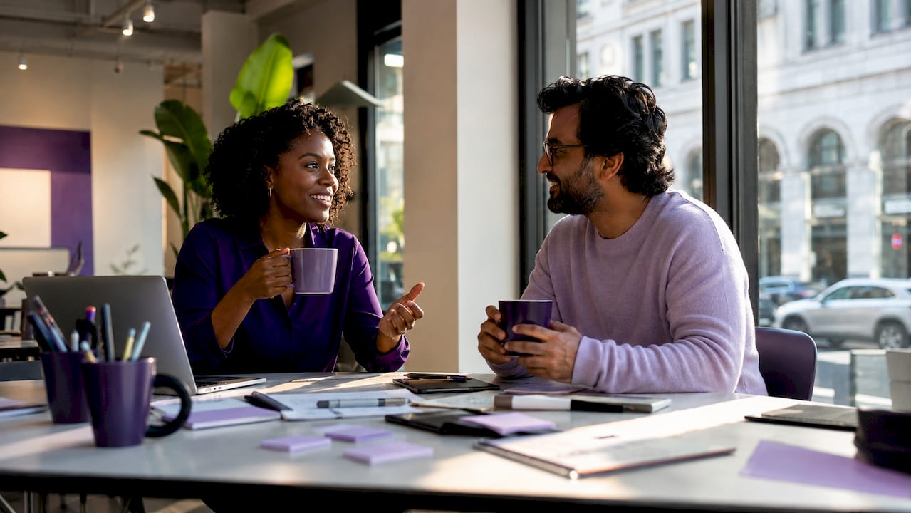 Yrkespersoner som samarbetar och utbyter idéer på ett coworking-kontor