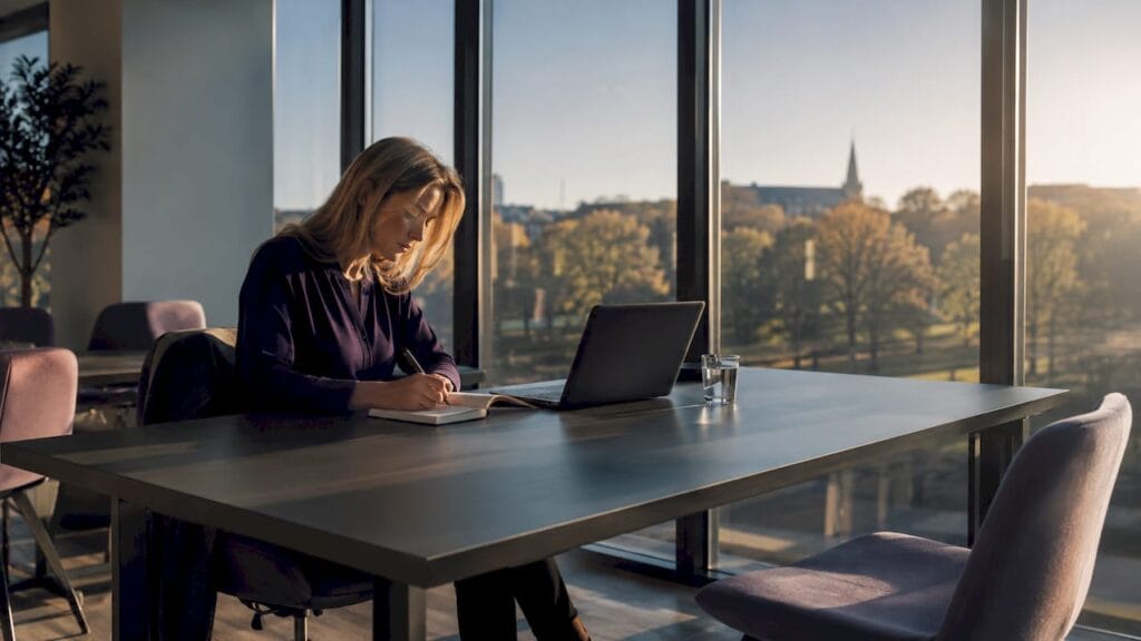 En person som jobbar från ett coworkingkontor i Göteborg.