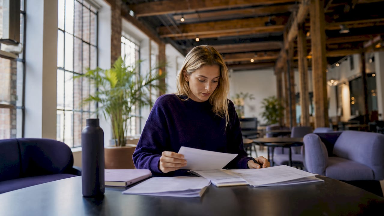 Entreprenör som driver sitt företag från ett coworkingkontor i Göteborg