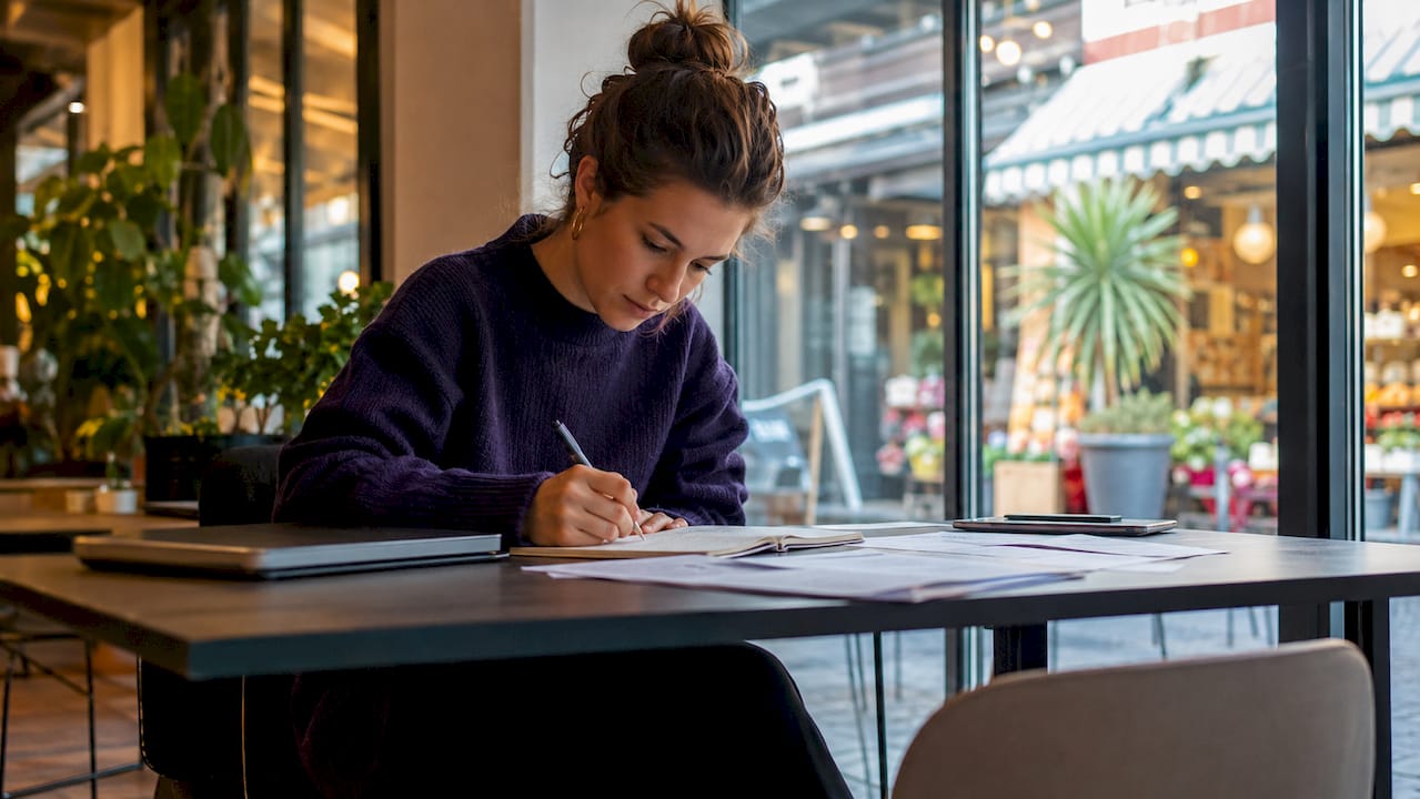 Entreprenör som driver sitt företag från ett coworkingkontor i Göteborg