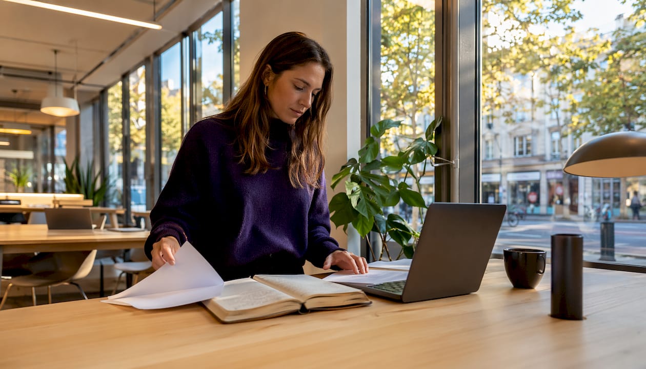 Entreprenör som driver sitt företag från ett coworkingkontor i Göteborg