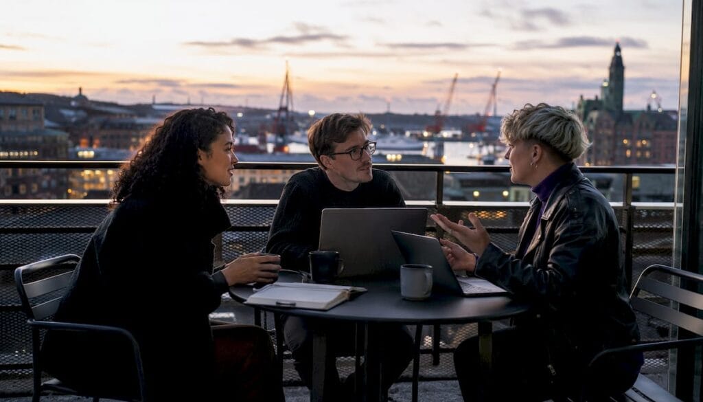 Företagare utbyter idéer på en takterrass i Göteborg