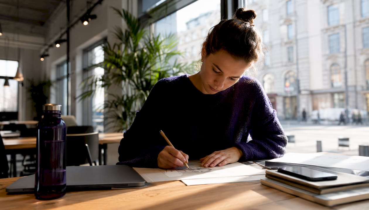 Yrkesverksam kvinna som jobbar på ett coworking-kontor i Göteborg
