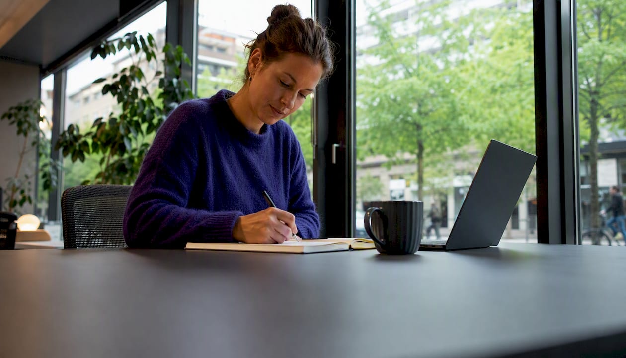 En kvinna jobbar på ett coworkingkontor mitt i stan, bara ett stenkast från spårvagnen.