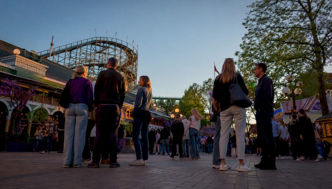 Ingången till Liseberg fylld av förväntansfulla besökare