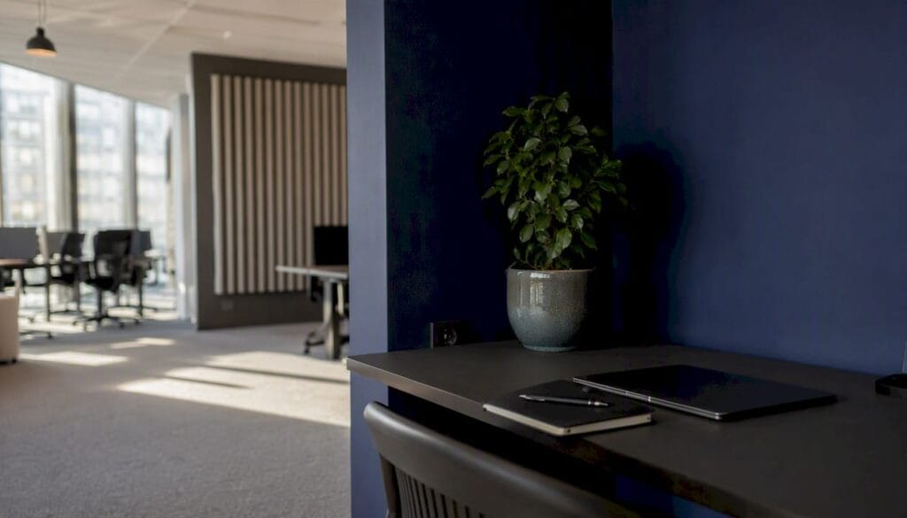 Detalj från ett coworkingkontor med generöst dagsljus