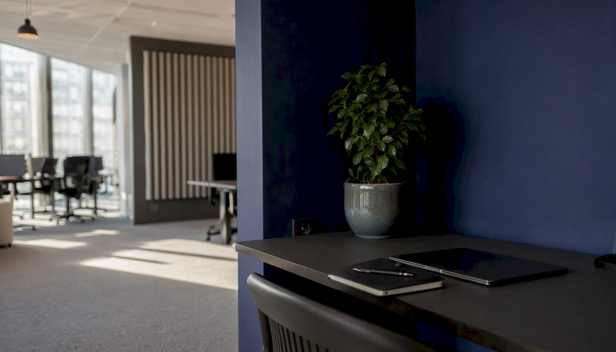 Detalj från ett coworkingkontor med generöst dagsljus