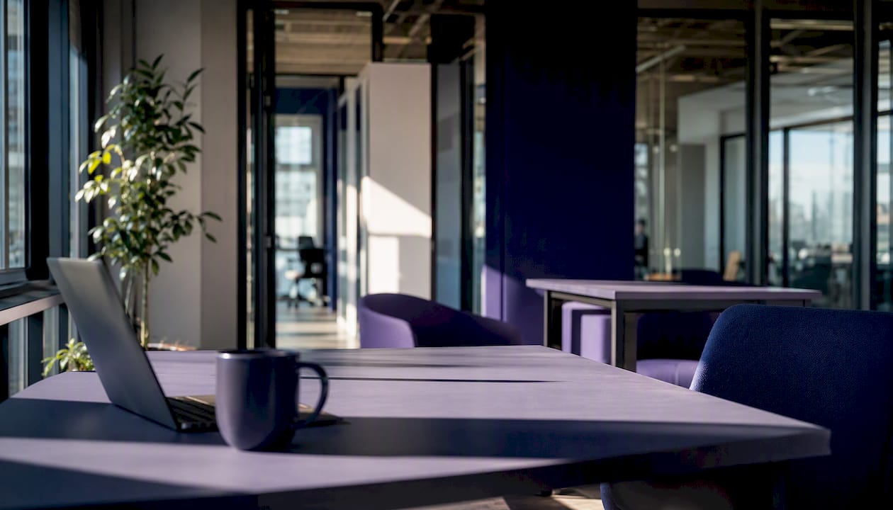 Ett modernt och tomt coworkingutrymme med stilren inredning.