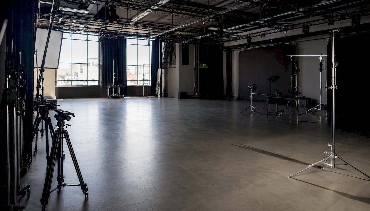 En tom filmstudio med uppställda ljusriggar, redo för nästa inspelning.