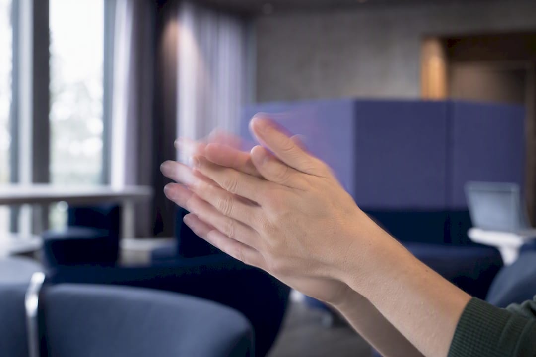 Händer som utför akustiskt klapptest