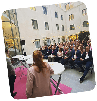 Talare framför en sittande publik på ett event på Walborg Cowork