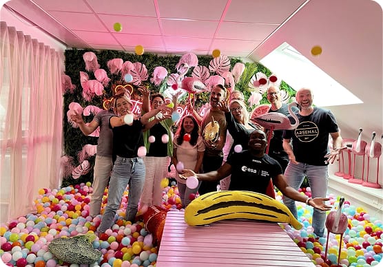 Walborg Coworks team firar i bollhavsrummet med bananer och ballonger