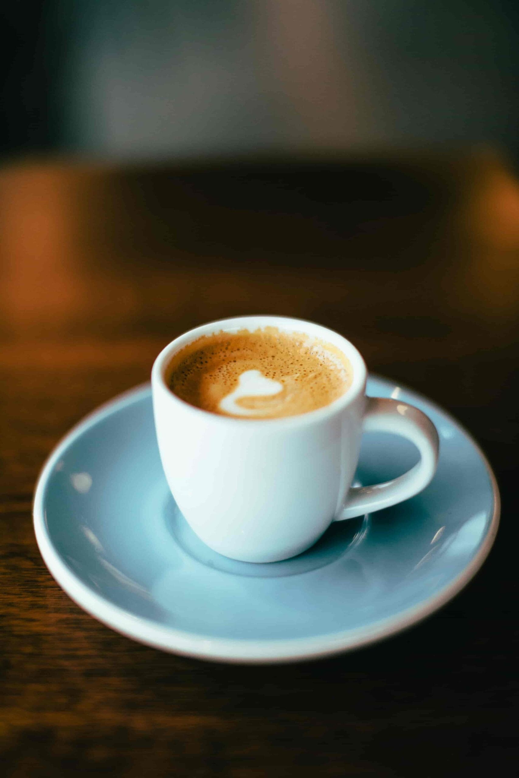 Espressokopp på ett träbord