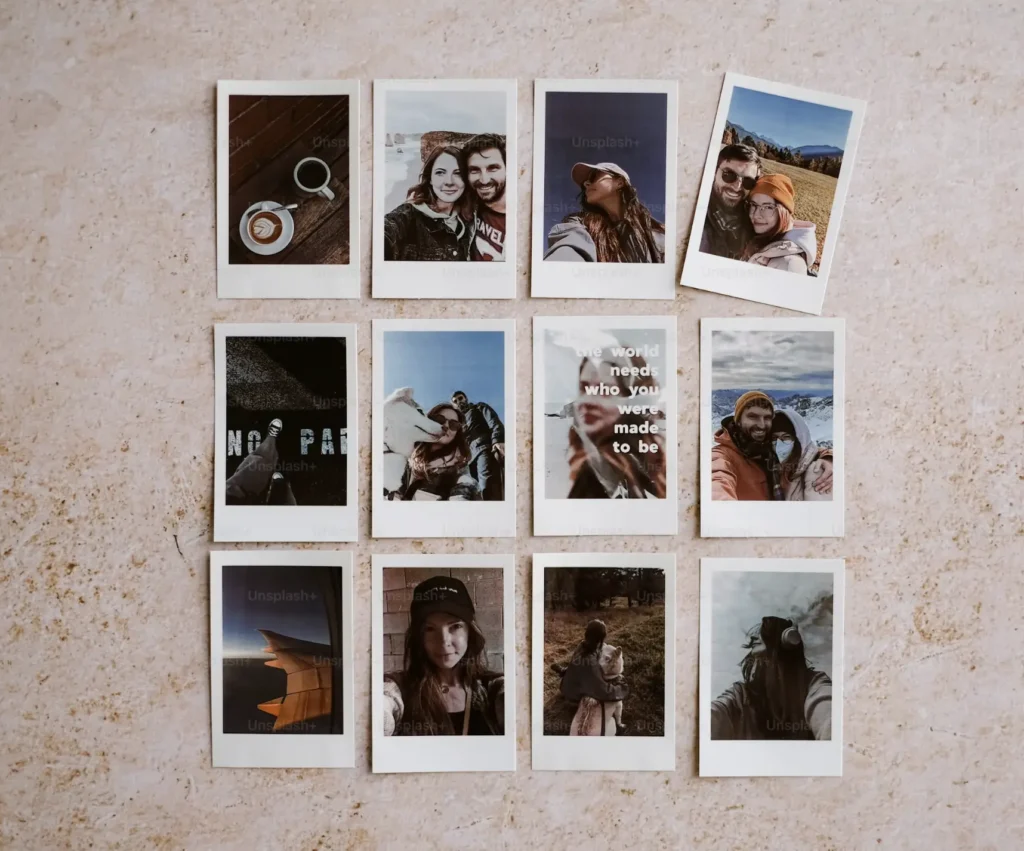 Rutnät av polaroidbilder uppsatta på en vägg