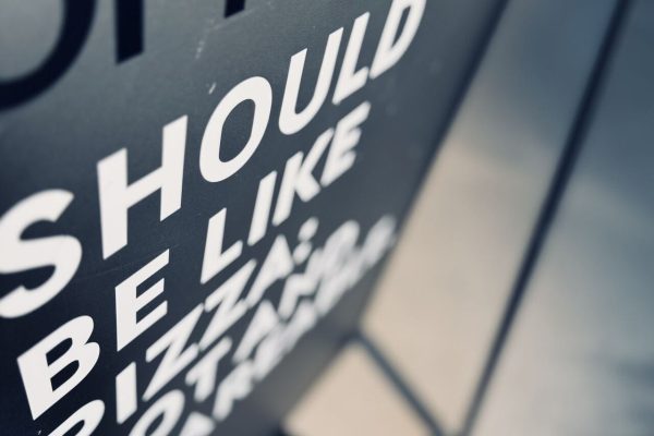 Skylt på Walborg Cowork med texten ”Offices should be like pizza”