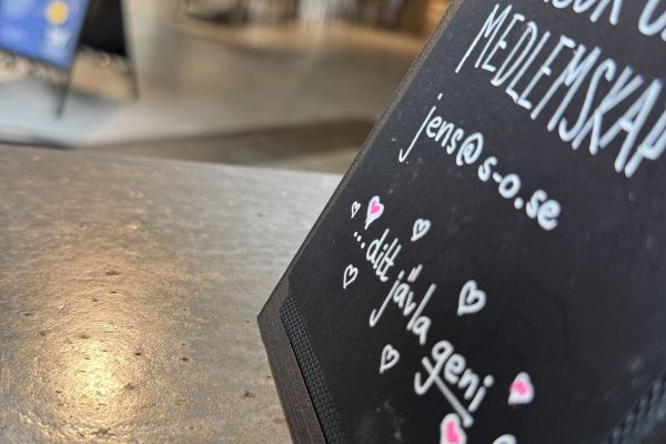 Skylt vid entrén på Walborg Cowork med uppmaningen att ansöka om medlemskap