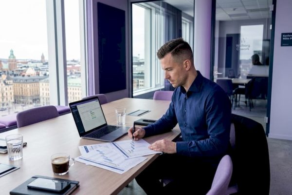 Chefen går igenom mötesanteckningarna i konferensrummet.