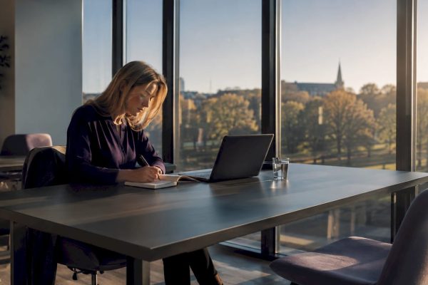 En person som jobbar från ett coworkingkontor i Göteborg.