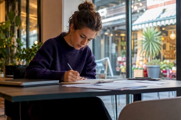 Entreprenör som driver sitt företag från ett coworkingkontor i Göteborg