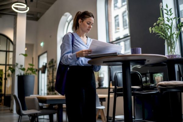 Kvinna arbetar i ett flexibelt kontorslandskap