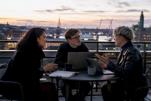 Företagare utbyter idéer på en takterrass i Göteborg