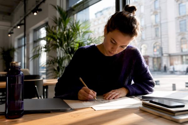 Yrkesverksam kvinna som jobbar på ett coworking-kontor i Göteborg