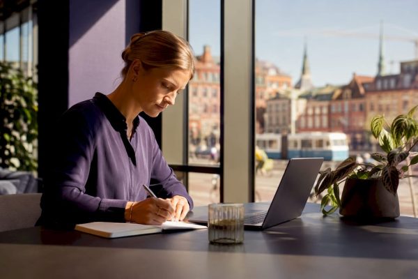 En kvinna sitter och jobbar på ett coworkingkontor i centrala Göteborg.