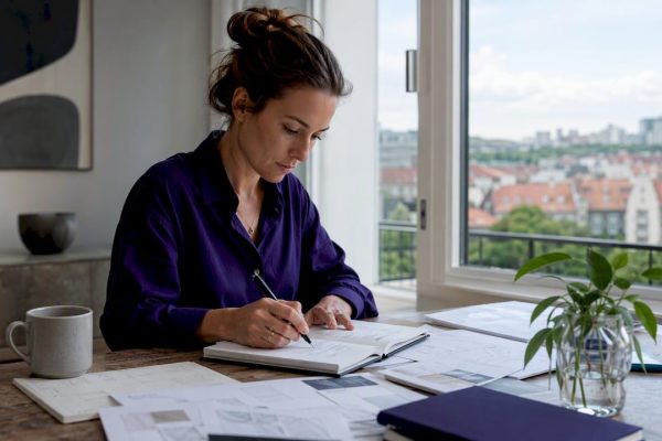 Entreprenör antecknar idéer i ett kreativt kontorslandskap