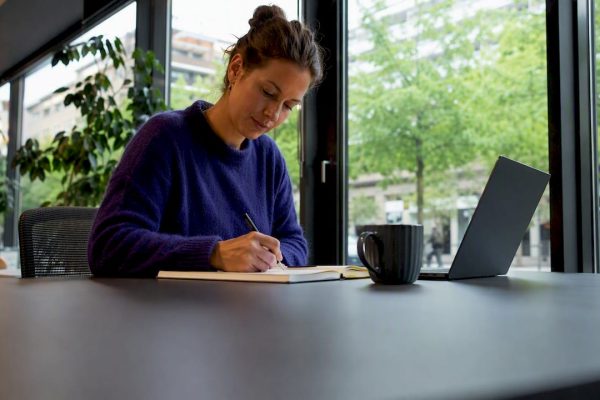 En kvinna jobbar på ett coworkingkontor mitt i stan, bara ett stenkast från spårvagnen.