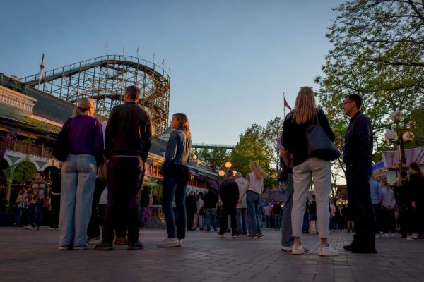 Ingången till Liseberg fylld av förväntansfulla besökare