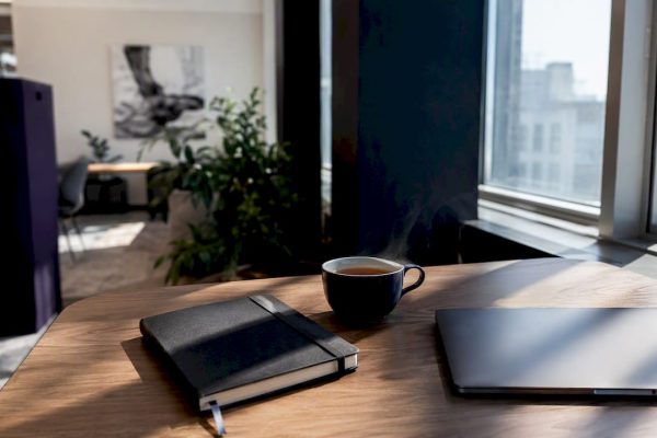 Frilansarens skrivbord – en kopp kaffe står bredvid den avstängda laptopen
