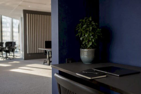 Detalj från ett coworkingkontor med generöst dagsljus