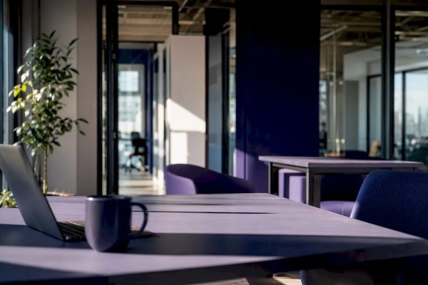 Ett modernt och tomt coworkingutrymme med stilren inredning.