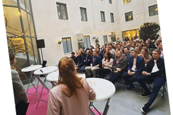Talare framför en sittande publik på ett event på Walborg Cowork