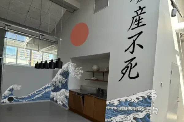 Kontorsyta med japanskinspirerad väggmålning och köksdel